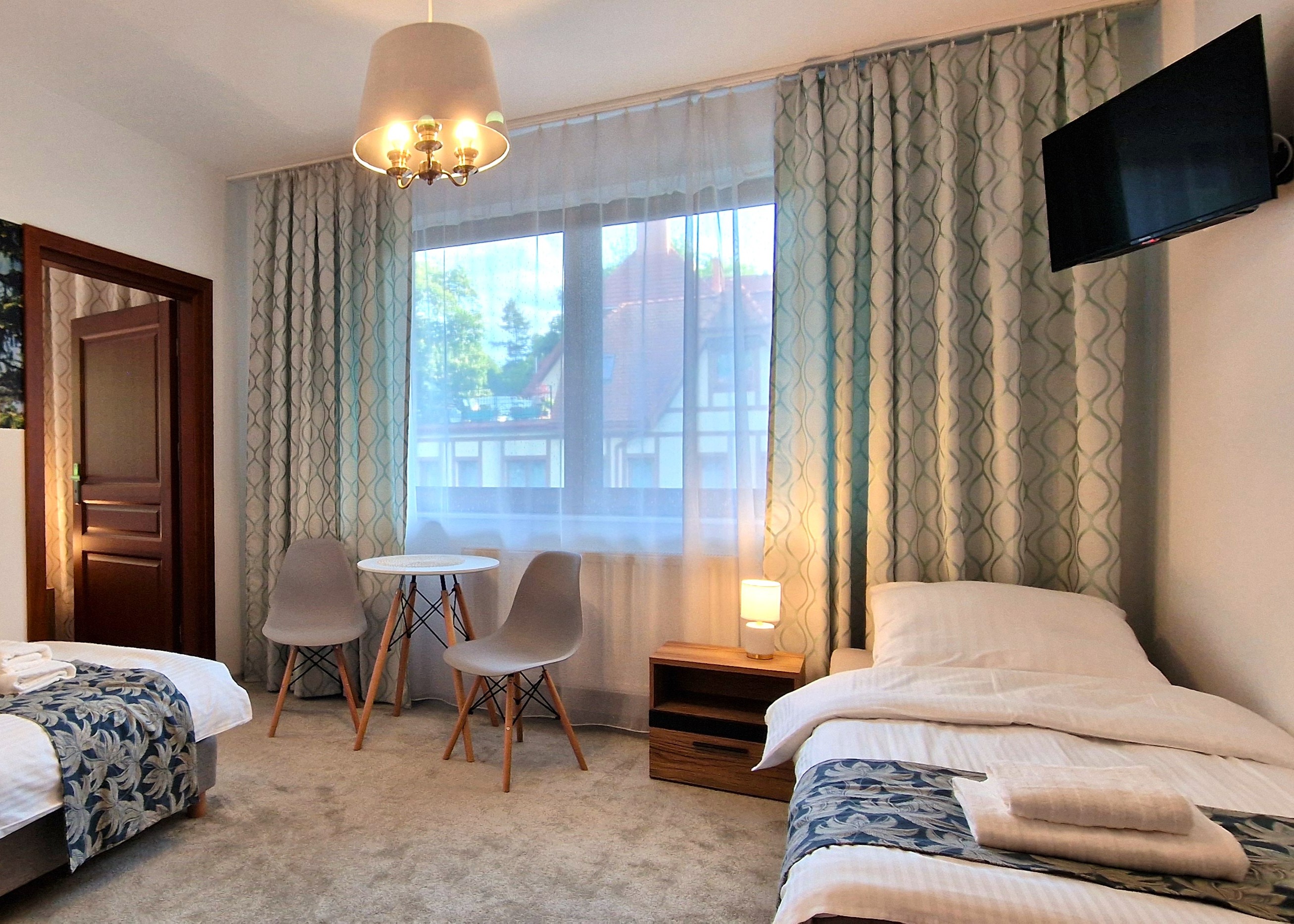 Łóżko typu King Size, pościel hotelowa, białe ręczniki dla Twojej wygody