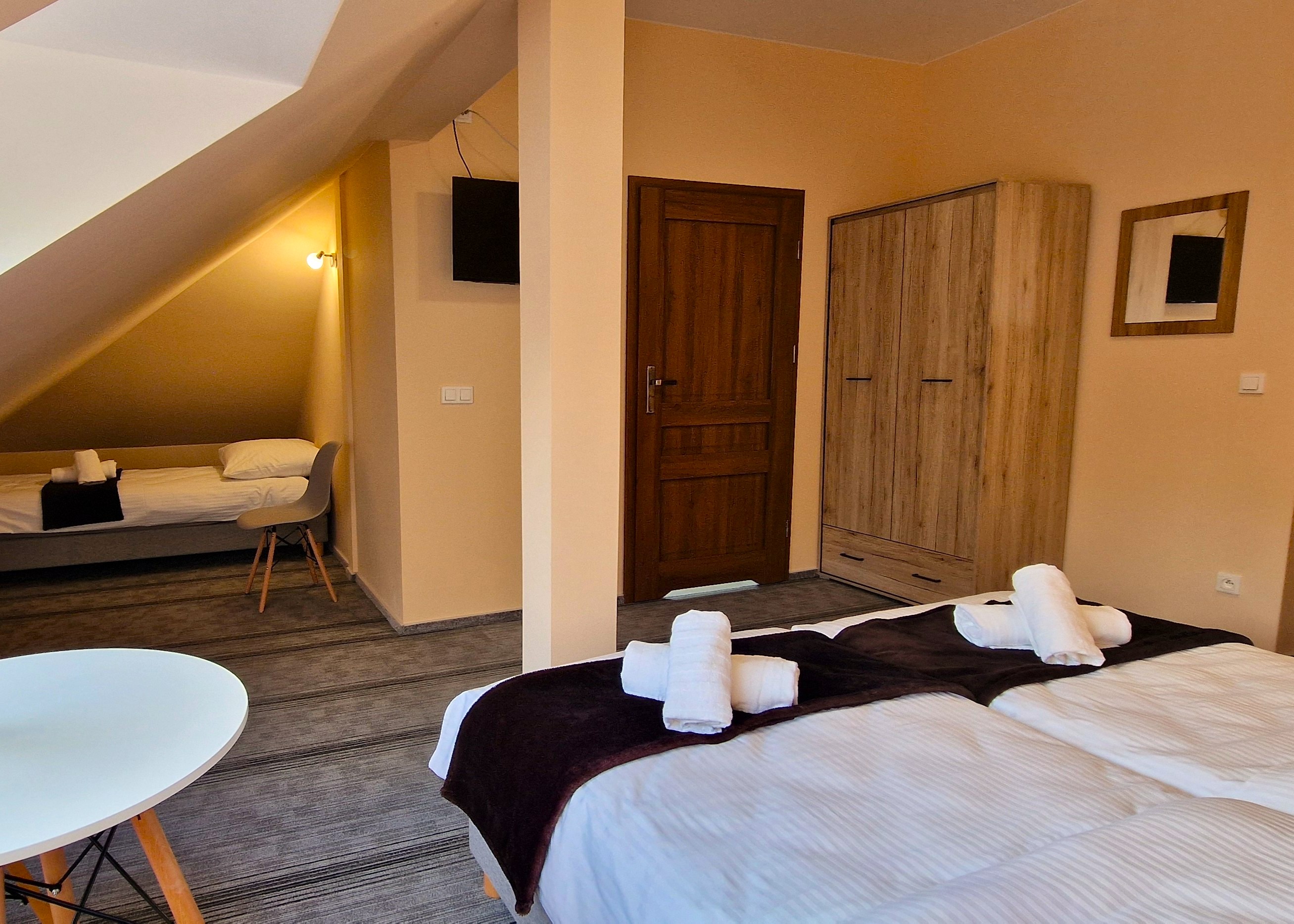 Przestronny apartament dla 3 osób, łóżkiem Queen size, zestaw powitalny i TV, przestronna łazienka z prysznicem – idealny na rodzinny wypoczynek- komfortowe noclegi w Dusznikach-Zdrój
